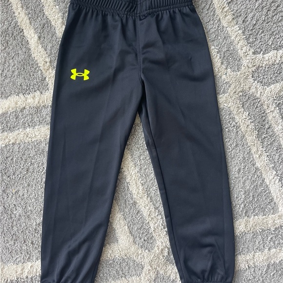 Under Armour Gray Quarter-Zip and Black Pants Set - Picture 3 of 3